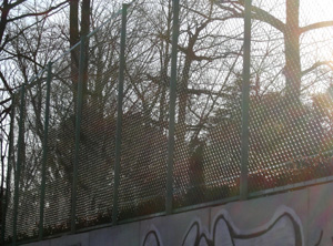 060205_screen_fence.JPG
